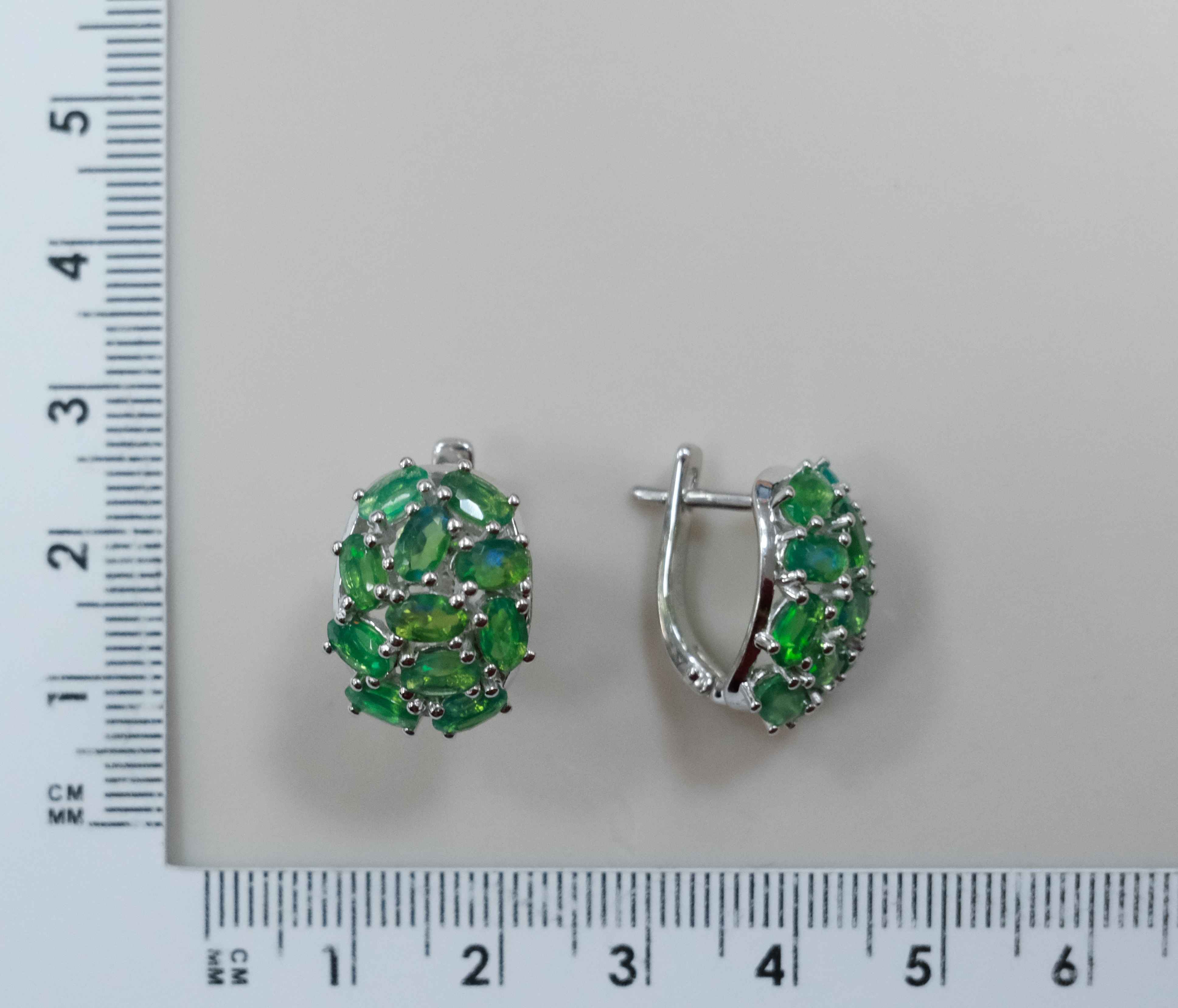 Серебряные серьги с зелеными опалами
